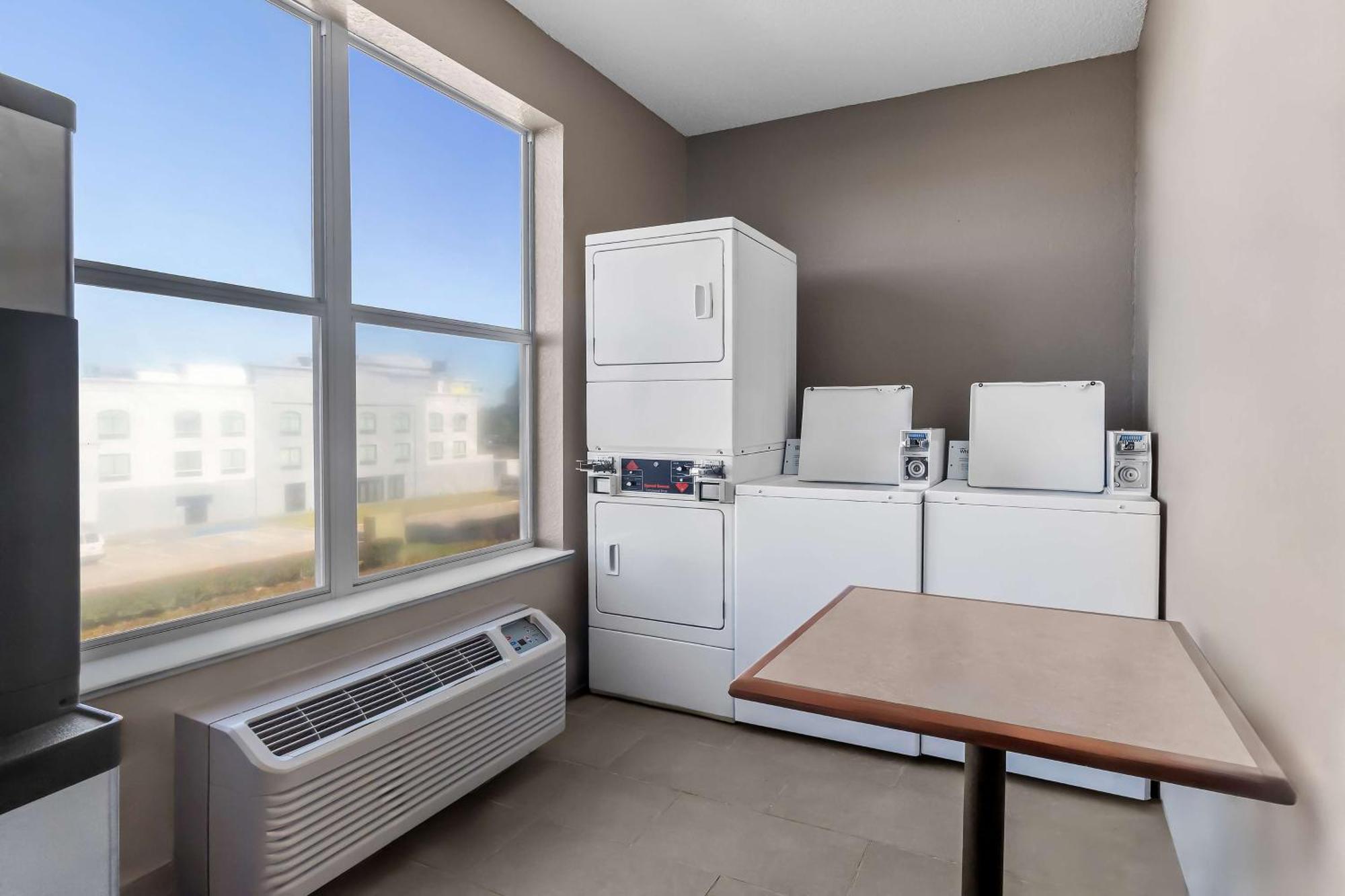 Sonesta Essential Iah Airport Jfk Boulevard - Newly Renovated Houston